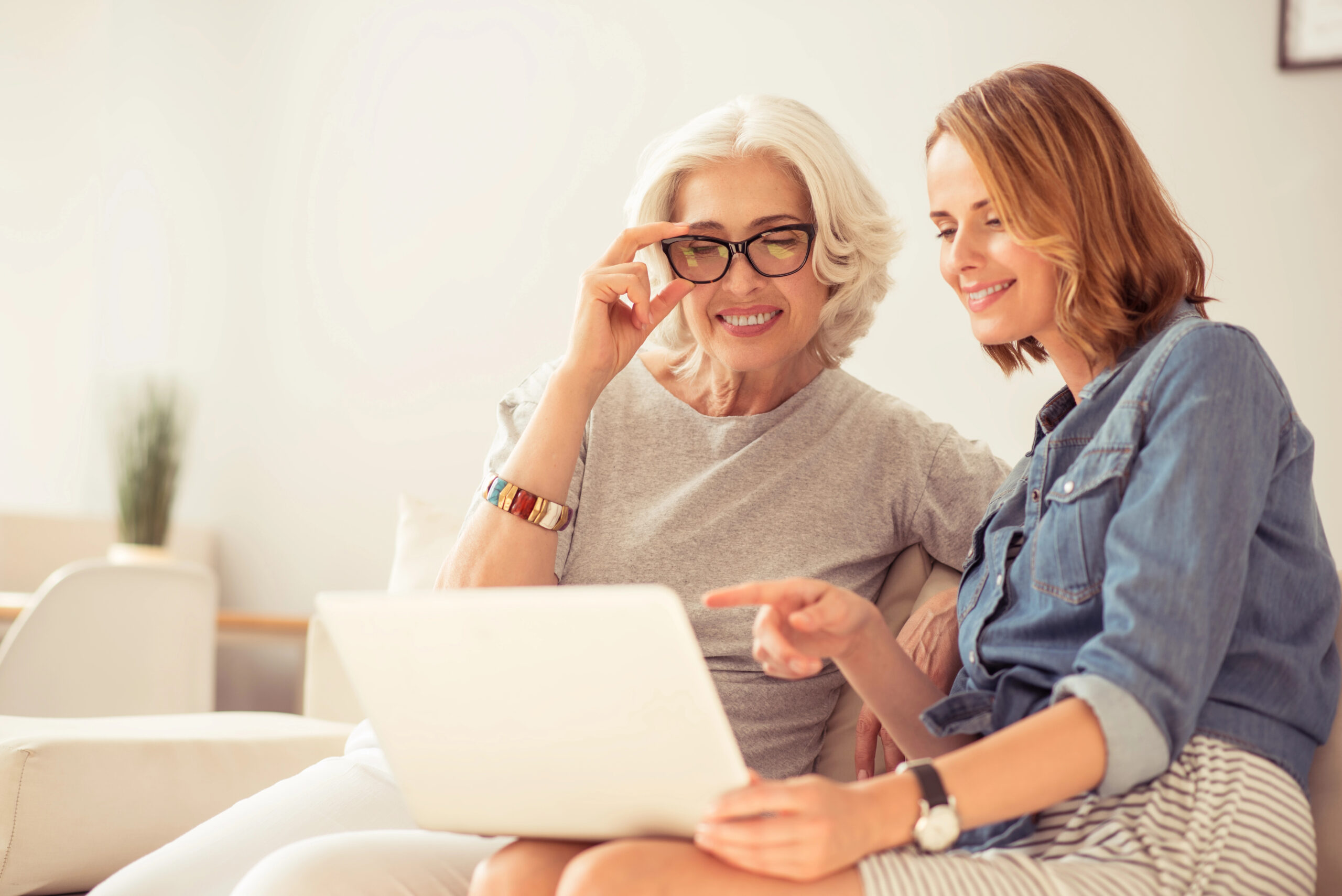 Två kvinnor lär om klimakteriet via datorkurs